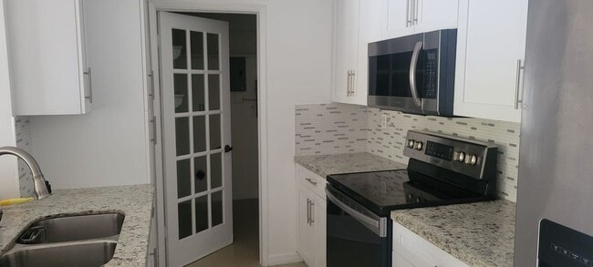 280 W Park Dr in Miami, FL - Building Photo - Building Photo