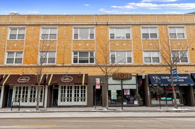 property at 2465 N Clark St