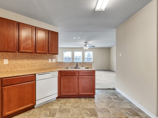 5018 Blue Spruce Hill St in Humble, TX - Foto de edificio - Building Photo