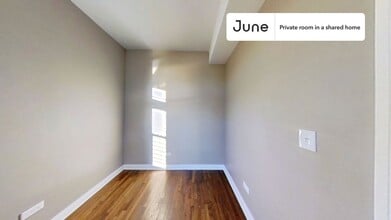 Private bedroom in 3 bed/1 bath Home in Chicago, IL - Building Photo - Building Photo
