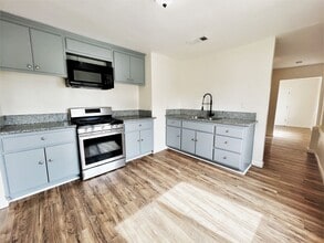 1005 Sterling Rd in Bakersfield, CA - Building Photo - Building Photo