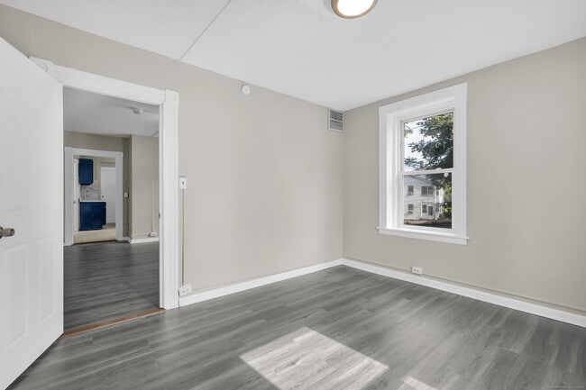 45 Long Hill Rd in Waterbury, CT - Building Photo - Building Photo