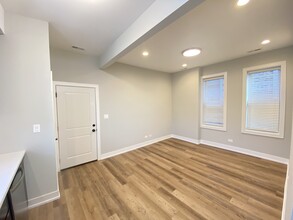 2542 S Albany Ave in Chicago, IL - Building Photo - Interior Photo