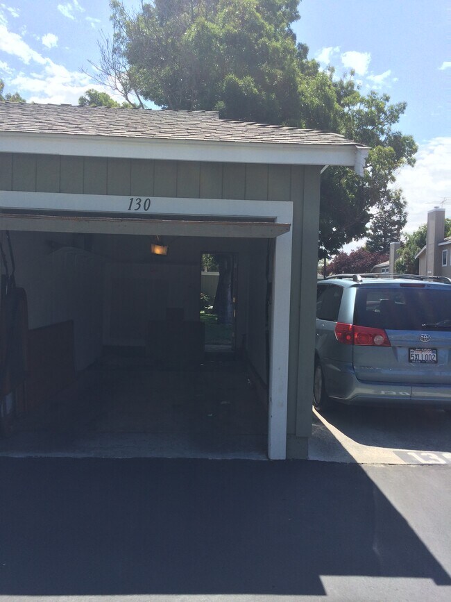 6137 Thornton Ave in Newark, CA - Foto de edificio - Building Photo