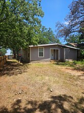 729 N Ruddell St in Denton, TX - Foto de edificio - Building Photo
