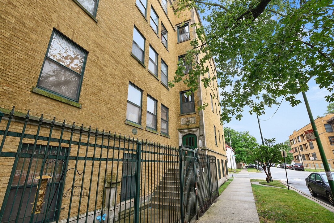 2403 E 72nd St in Chicago, IL - Building Photo