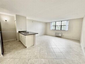 2401 Riverside Dr in Coral Springs, FL - Building Photo - Building Photo