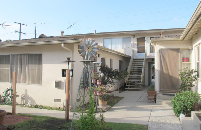 1629 Centinela Ave in Santa Monica, CA - Building Photo - Building Photo