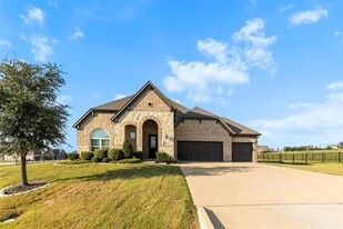 3930 Clearwater Ln in Nevada, TX - Building Photo