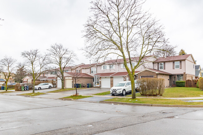 48 Radwell Cres in Toronto, ON - Building Photo - Primary Photo