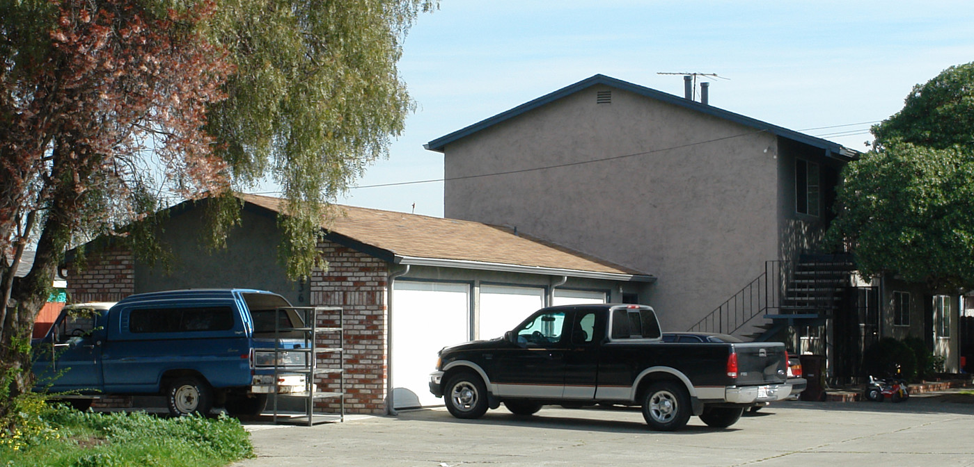 37236 Oak St in Newark, CA - Building Photo