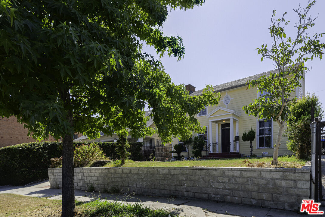 1041 S Manhattan Pl in Los Angeles, CA - Building Photo