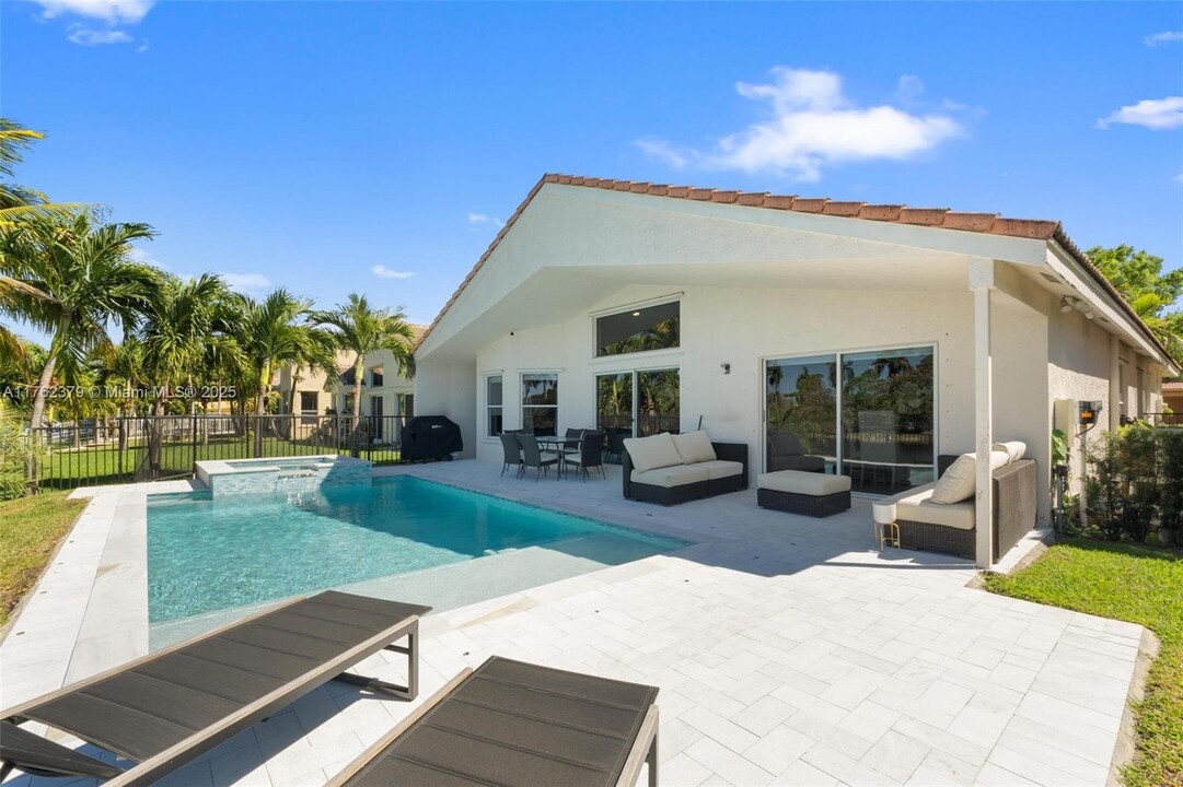 18061 SW 33rd St in Miramar, FL - Foto de edificio