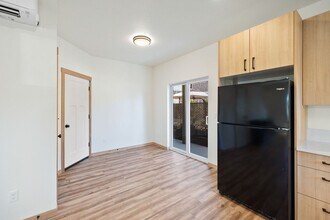 1603 SE Maple St in Milwaukie, OR - Foto de edificio - Building Photo