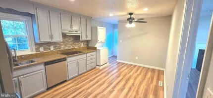 125 Oakview Dr SE in Leesburg, VA - Building Photo - Building Photo