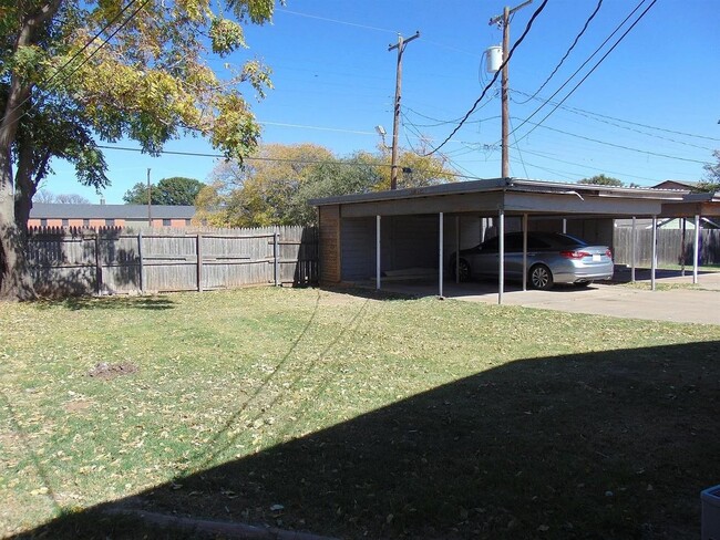 2414 46th St in Lubbock, TX - Building Photo - Building Photo