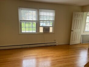 141 Flora Blvd in Fairfield, CT - Building Photo - Building Photo