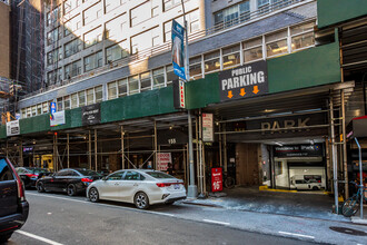 155 E 55th St in New York, NY - Building Photo - Building Photo