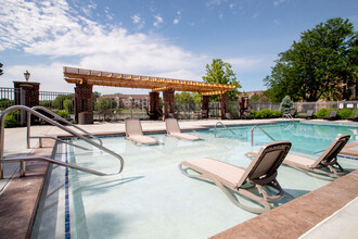 Westport on the Lake in Omaha, NE - Foto de edificio - Building Photo