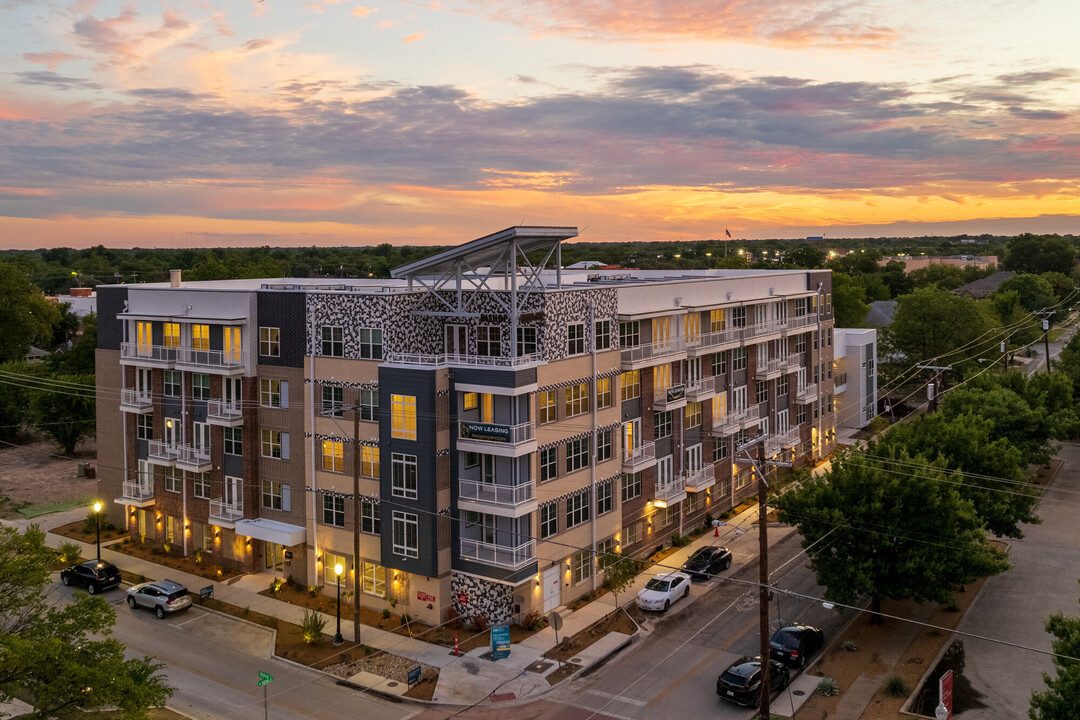 Bishop Central in Dallas, TX - Foto de edificio