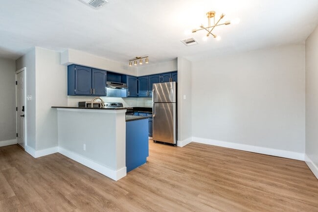 3022 Forest Ln in Dallas, TX - Foto de edificio - Building Photo