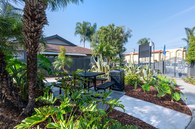 Anaheim Cottages in Anaheim, CA - Foto de edificio - Building Photo
