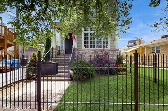 2215 W Barry Ave in Chicago, IL - Building Photo - Building Photo