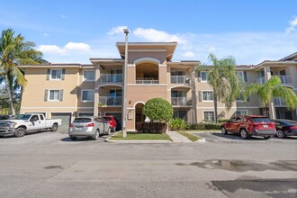 6530 Emerald Dunes Dr in Royal Palm Beach, FL - Building Photo - Building Photo