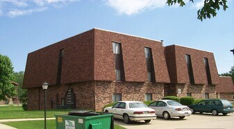 1510 Northbrook Dr, Unit B-11 in Normal, IL - Building Photo