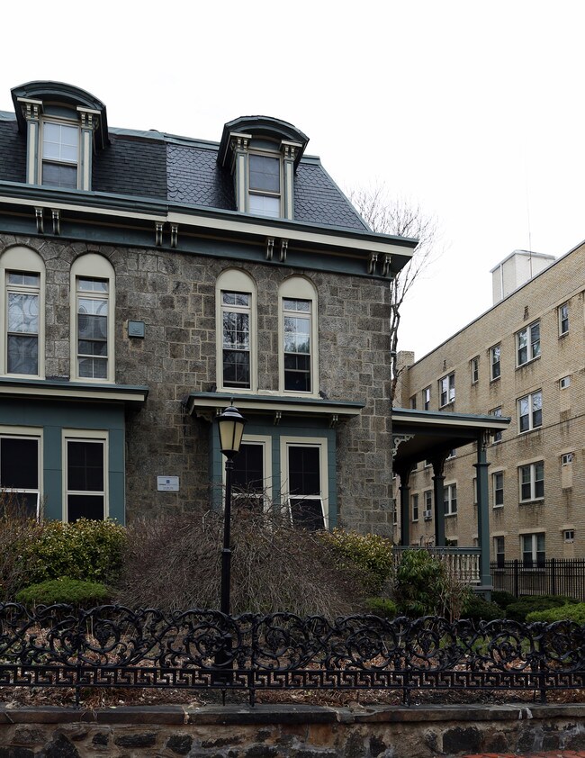 235 S 42nd St in Philadelphia, PA - Foto de edificio - Building Photo