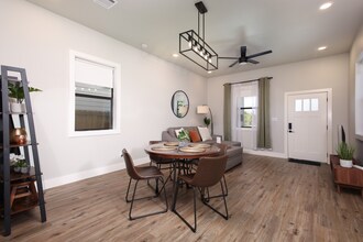 335 Porter St in San Antonio, TX - Building Photo - Building Photo