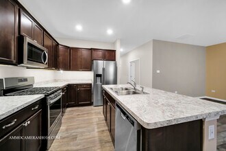 325 Sussex Ln in North Aurora, IL - Building Photo - Building Photo