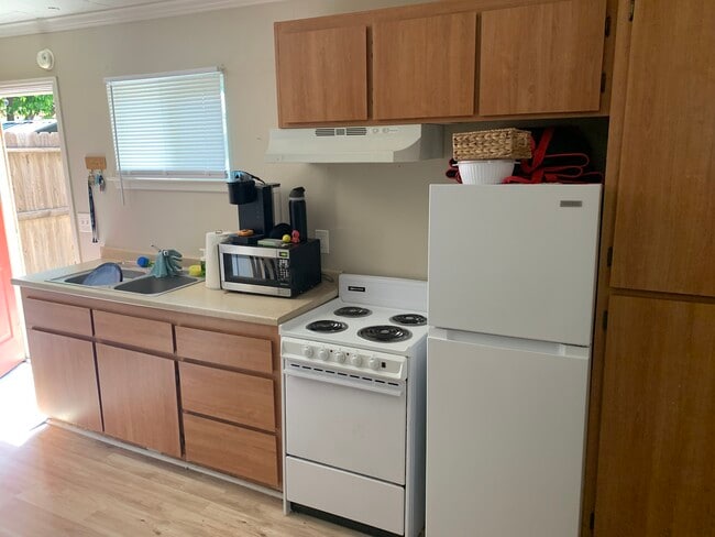 1050 E 8th St in Chico, CA - Foto de edificio - Building Photo