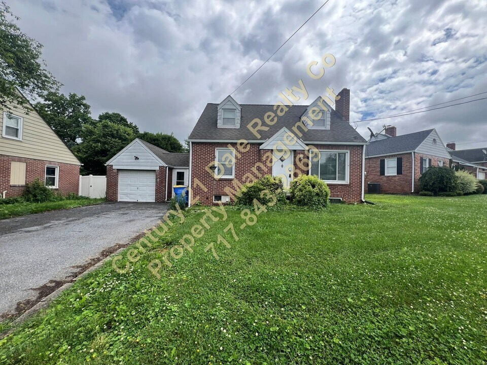 495 Locust Grove Rd in York, PA - Building Photo