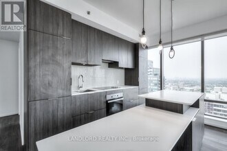 5 St Joseph St in Toronto, ON - Building Photo - Building Photo