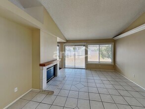 379 Bradford Dr in Henderson, NV - Building Photo - Building Photo