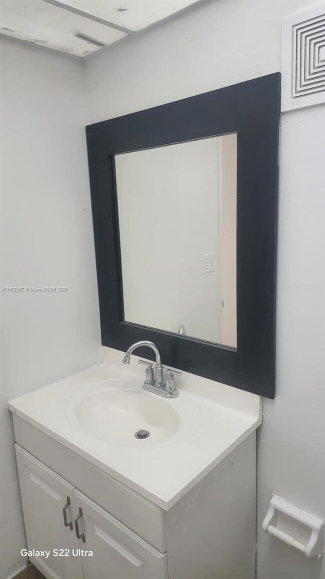8060 N Colony Cir in Tamarac, FL - Building Photo - Building Photo