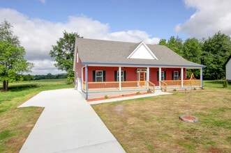 135 Riverbend Dr in Elkton, KY - Building Photo - Building Photo