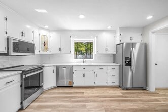557 Maple Rd in Longmeadow, MA - Building Photo - Building Photo