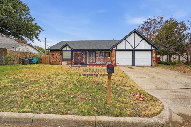 property at 4004 Longleaf Ln