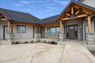 572 N M St in Cottage Grove, OR - Building Photo - Building Photo