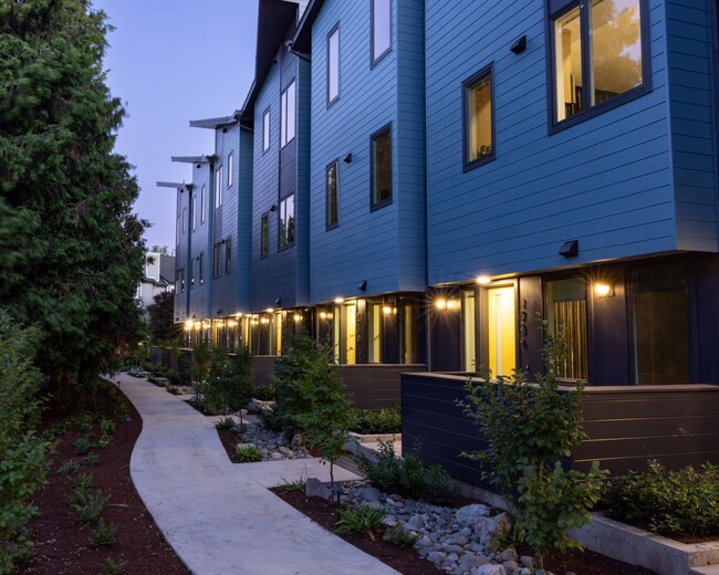 1740 SE Columbia River Dr in Vancouver, WA - Foto de edificio - Building Photo