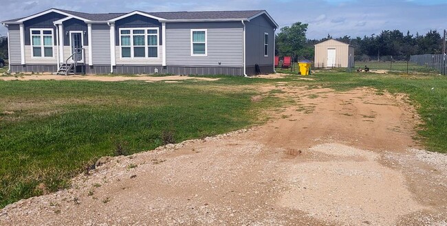 1093 Anna Ln in Sealy, TX - Building Photo - Building Photo