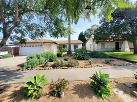 2344 Jardin Dr in Oxnard, CA - Building Photo