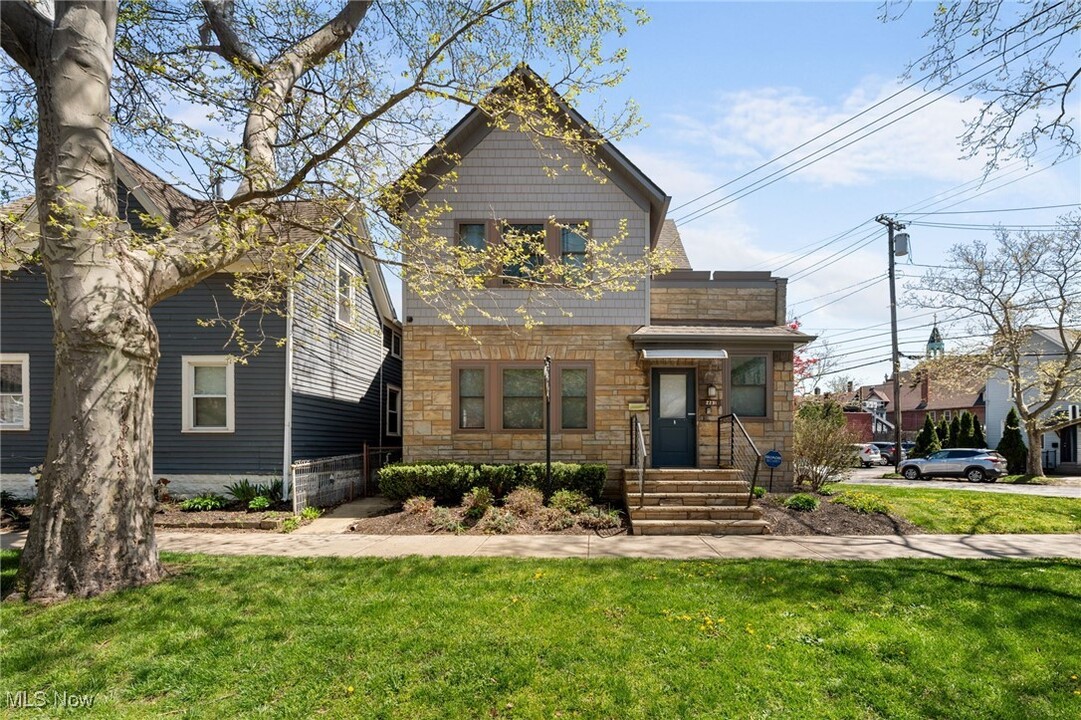 2231 W 10th St in Cleveland, OH - Building Photo