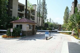 5530 Owensmouth Ave, Unit 113 in Woodland Hills, CA - Building Photo - Building Photo