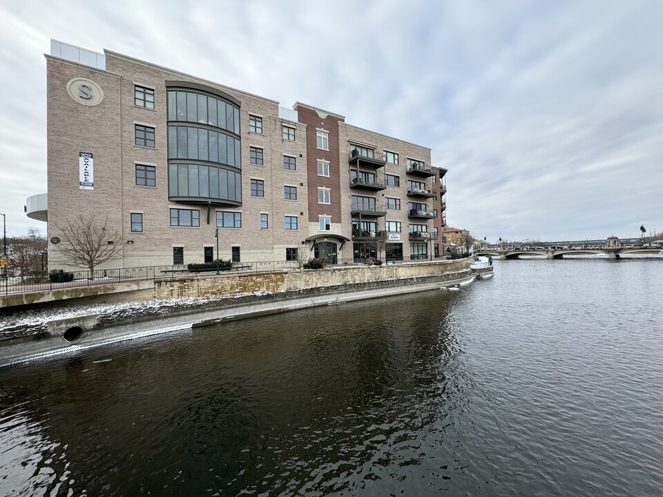 10 Illinois St in St. Charles, IL - Building Photo