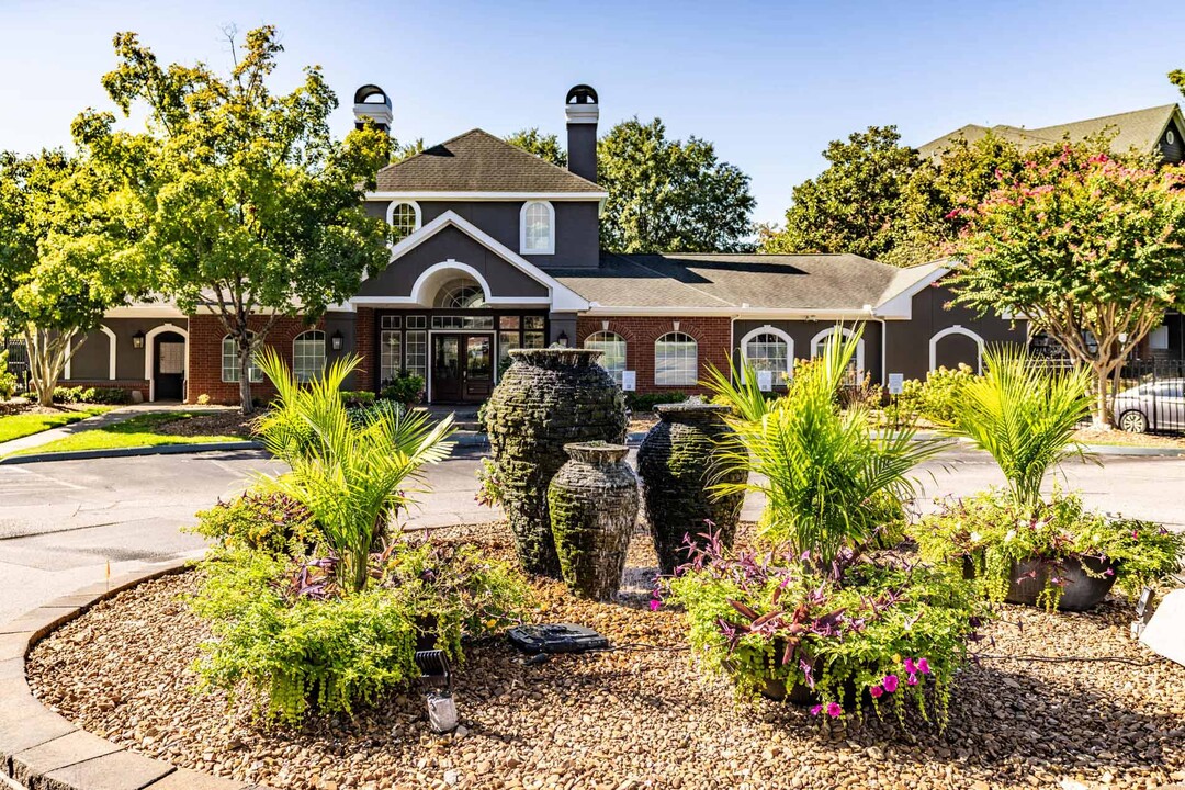 Colonnade in Hermitage, TN - Building Photo