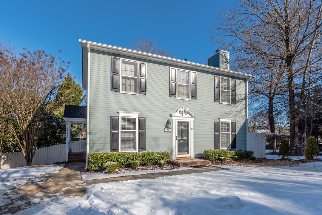 9721 Manus Ct in Matthews, NC - Foto de edificio