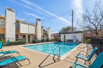 6201 Beverly Hill St in Houston, TX - Building Photo - Building Photo